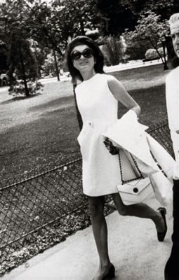  Jacqueline Kennedy Onassis: Portrait of Grace and Resilience