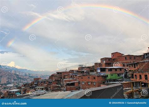  Medellín: City in Flux - A Vibrant Tapestry Woven Through Architecture and Transformation